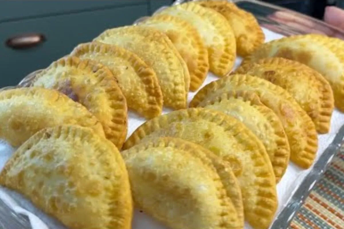 Pastel com 2 ingredientes na massa