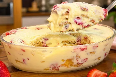 Pave de morango cremoso montado em camadas deliciosas com bi