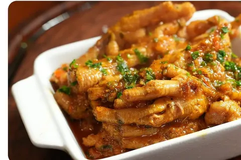 Pe de frango suculento bem temperado e cozido com um toque e