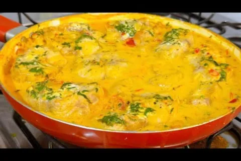 Peixe ao molho cremoso com leite de coco bem encorpado e sab