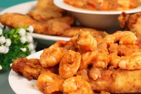 Peixe frito sequinho e muito crocante acompanhado de um molh