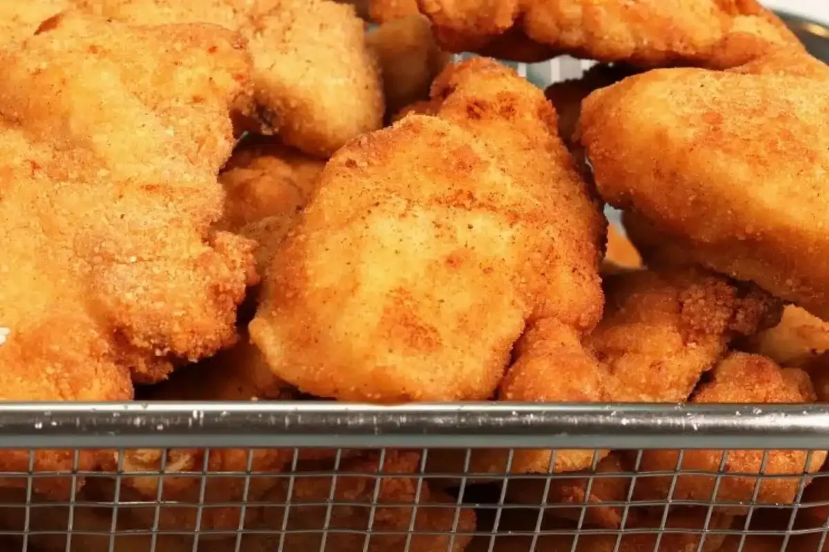 Petisco de frango crocante e delicioso com um molho pratico