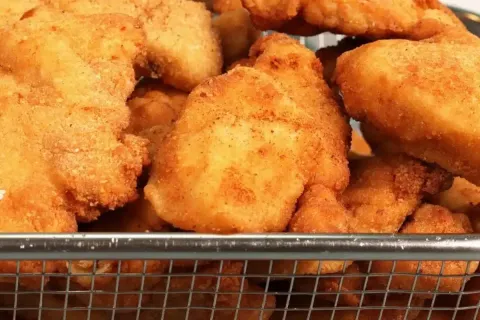 Petisco de frango crocante e delicioso com um molho pratico 