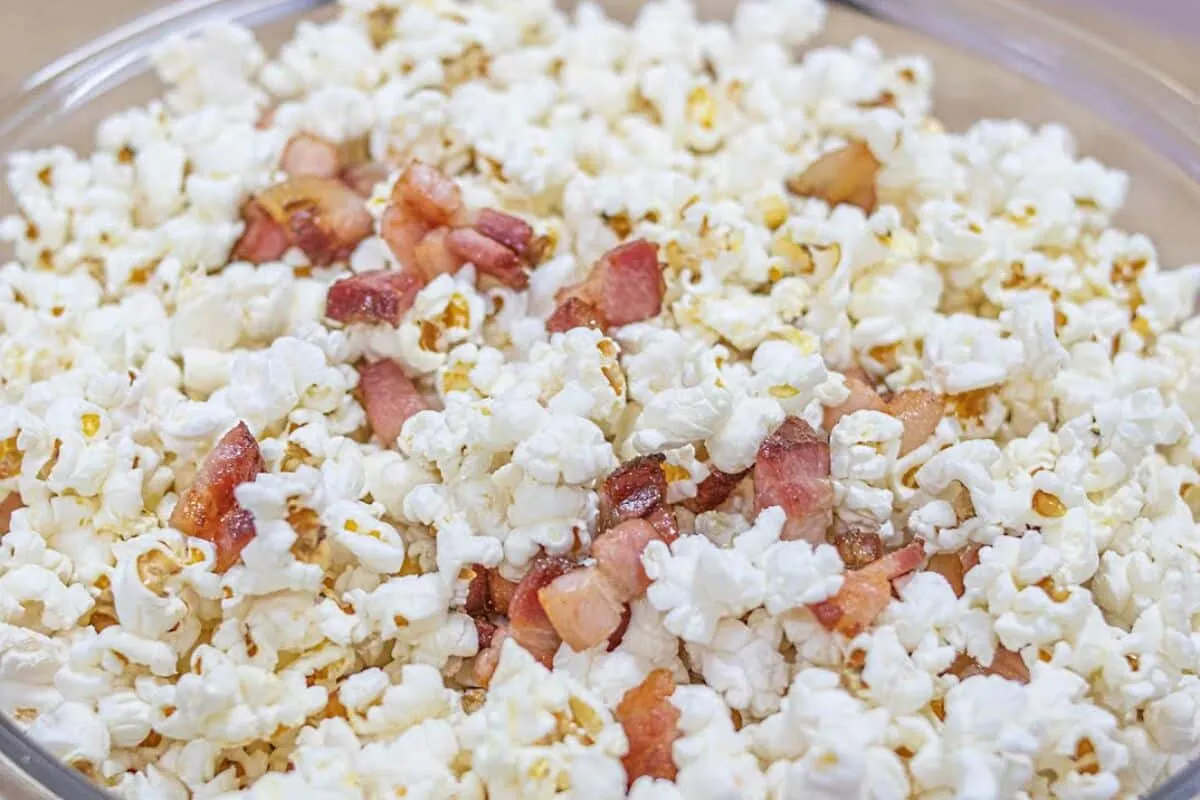 Pipoca com bacon crocante e muito saborosa para voce saborea