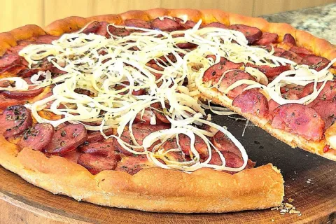 Pizza caseira muito recheada e saborosa para gastar pouco e 