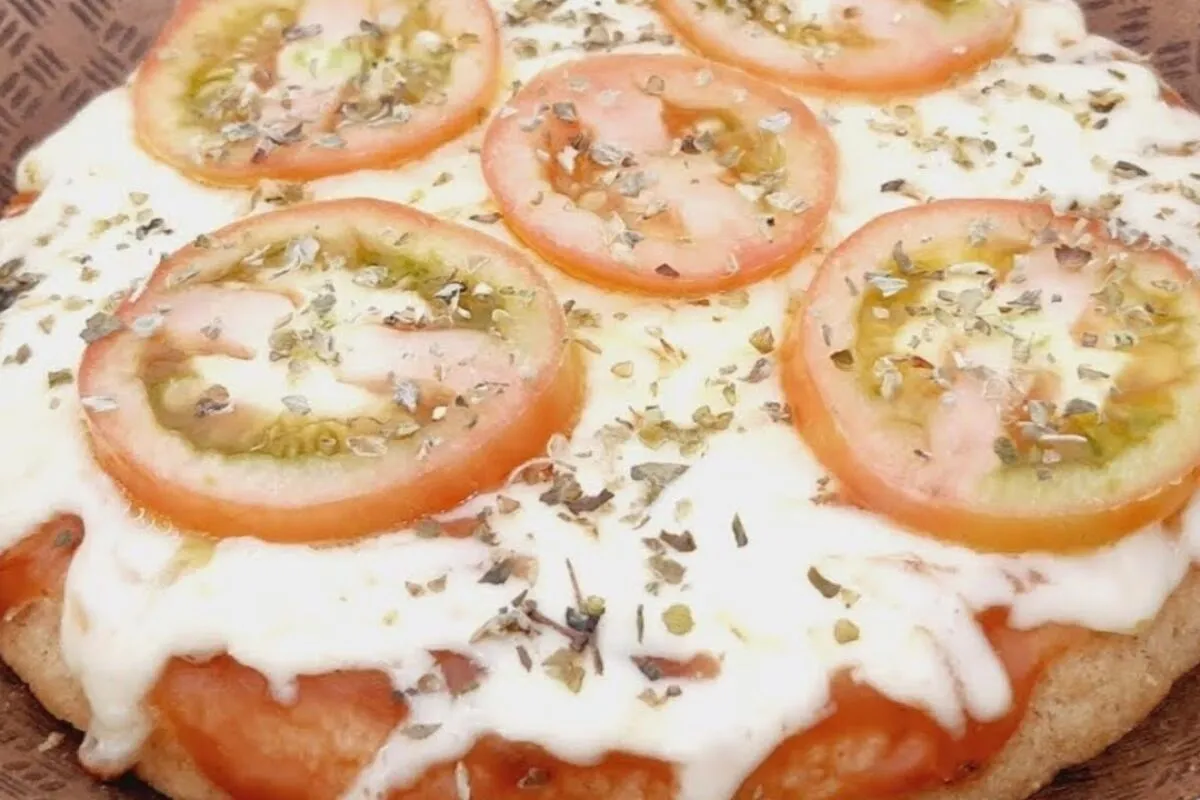 Pizza sem gluten feita com praticidade na frigideira para um