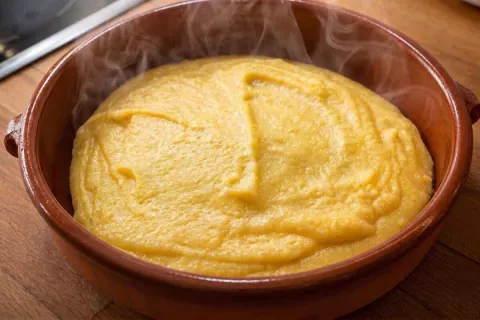Polenta perfeita cremosa e bem temperada para voce preparar 