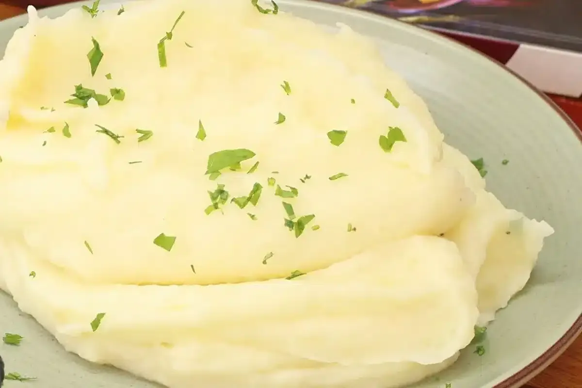 Pure de batata com queijo cremoso e facil para voce acompanh