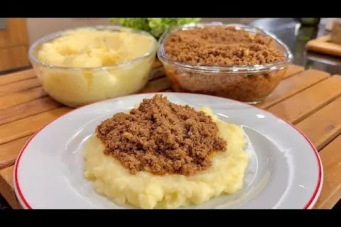 Pure de batata cremoso com carne moida bem temperada feito d