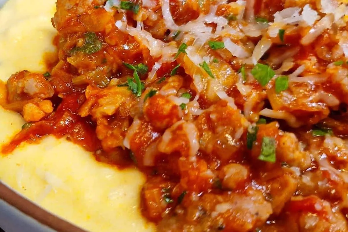 Ragu de linguica com molho saboroso para acompanhar polenta