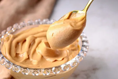 Recheio de caramelo com uma textura perfeita e muito brilho 