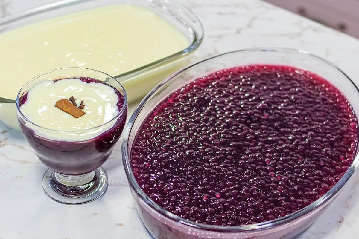 Sagu de vinho perfeito servido com creme branco especial uma