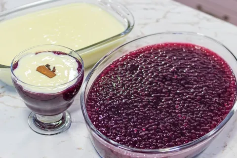 Sagu de vinho perfeito servido com creme branco especial uma