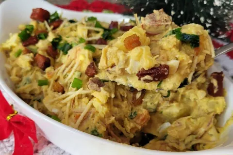 Salada de batatas com bacon cremosona um acompanhamento perf