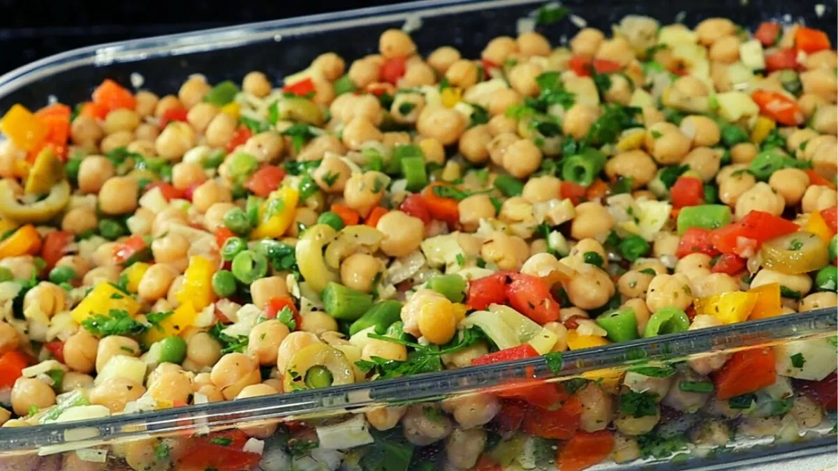 Salada de grao de bico com legumes deliciosa e refrescante p