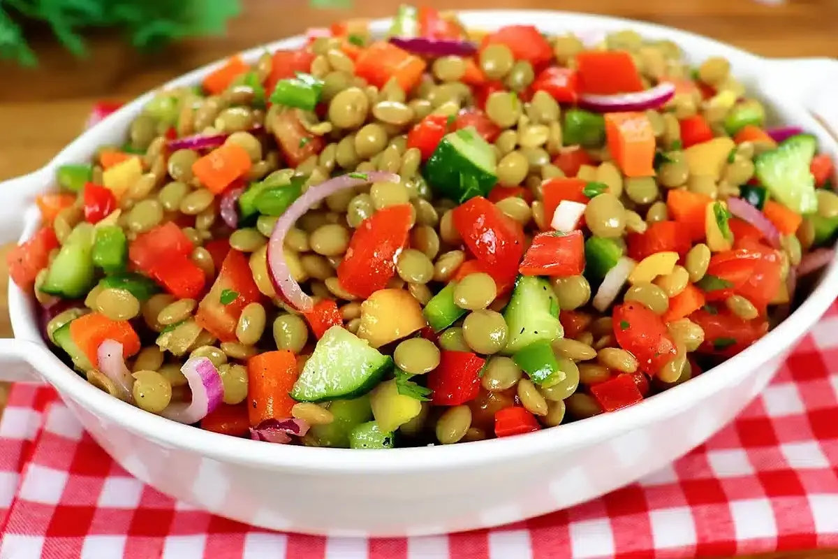 Salada de lentilha colorida e super bem temperada um acompan
