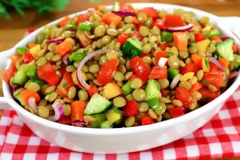 Salada de lentilha colorida e super bem temperada um acompan