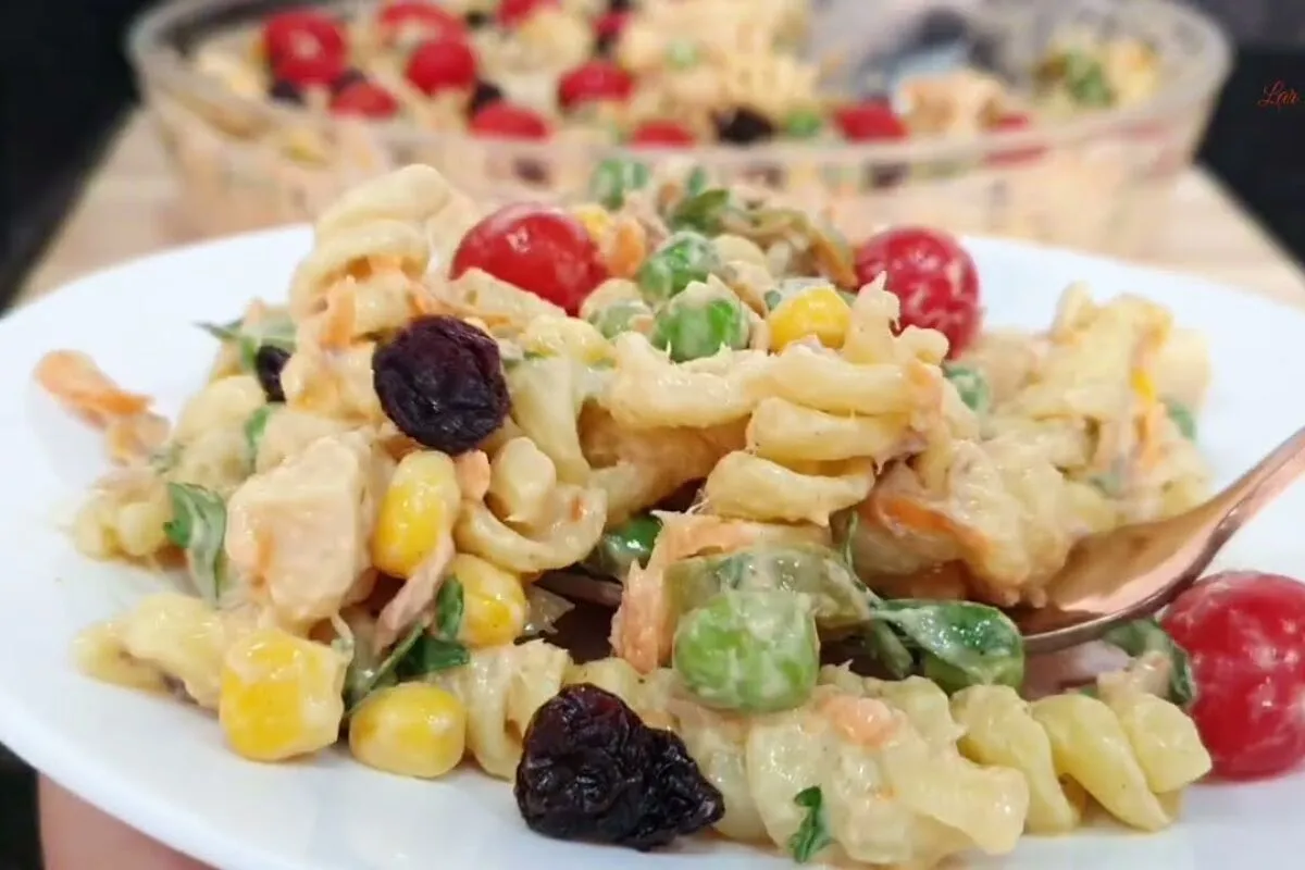 Salada de macarrao bem colorida e muito cremosa para voce se