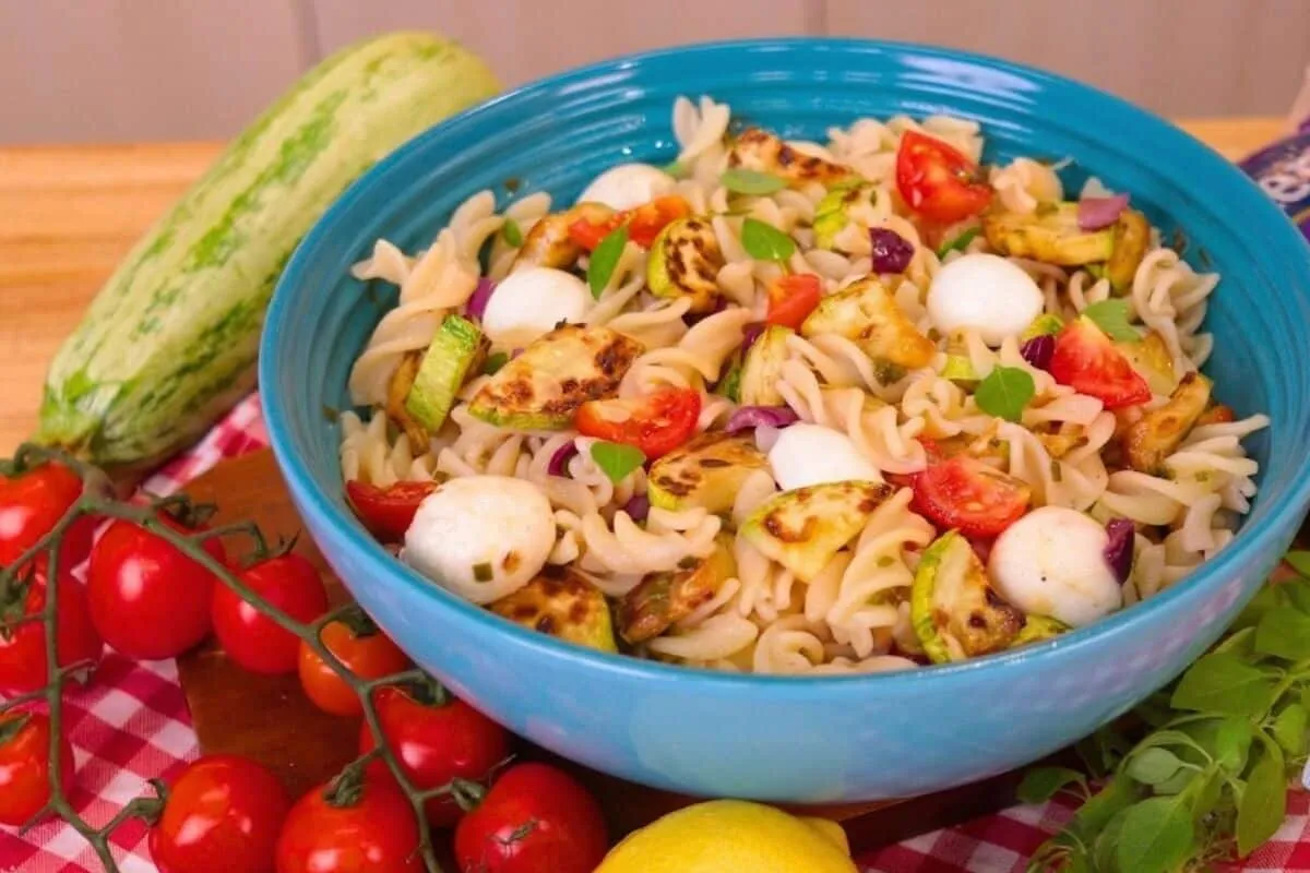 Salada de macarrao sem gluten e sem maionese um acompanhamen