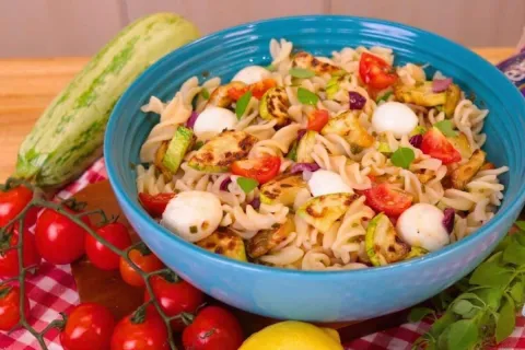 Salada de macarrao sem gluten e sem maionese um acompanhamen