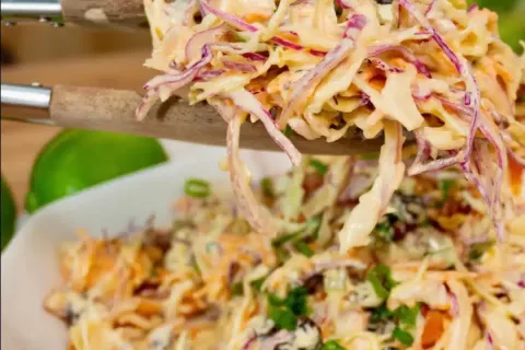 Salada de repolho cremosa e completa um acompanhamento sabor
