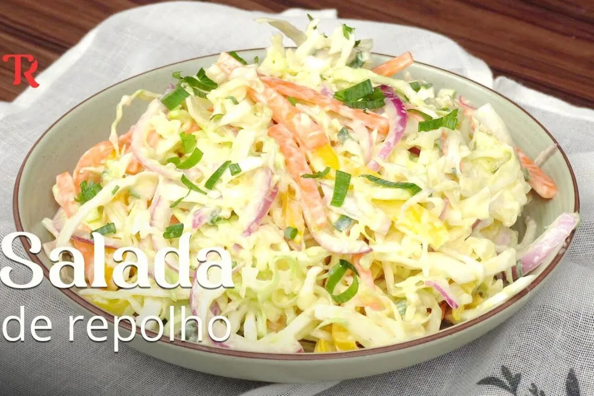 Salada de repolho cremosa um acompanhamento delicioso e muit