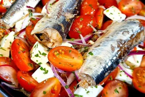 Salada de tomate com sardinha um acompanhamento especial e m