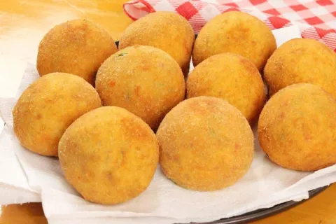 Salgado de arroz amanhecido com queijo derretido um bolinho 