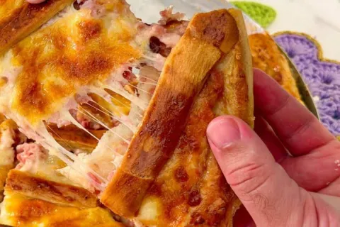 Salgado de padaria estilo mistao de forno bem recheado com p