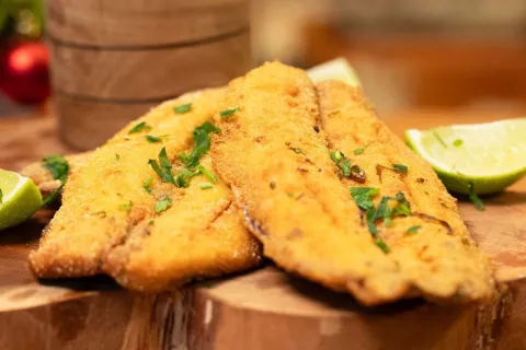 Sardinha empanada crocante e sequinha por fora com um temper
