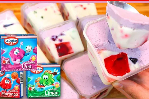 Sobremesa colorida de gelatina feita com creme branco e cobe