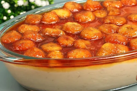 Sobremesa de banana deliciosa e muito cremosa na travessa pa