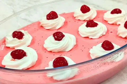 Sobremesa de cereja perfeita e super refrescante que fica in