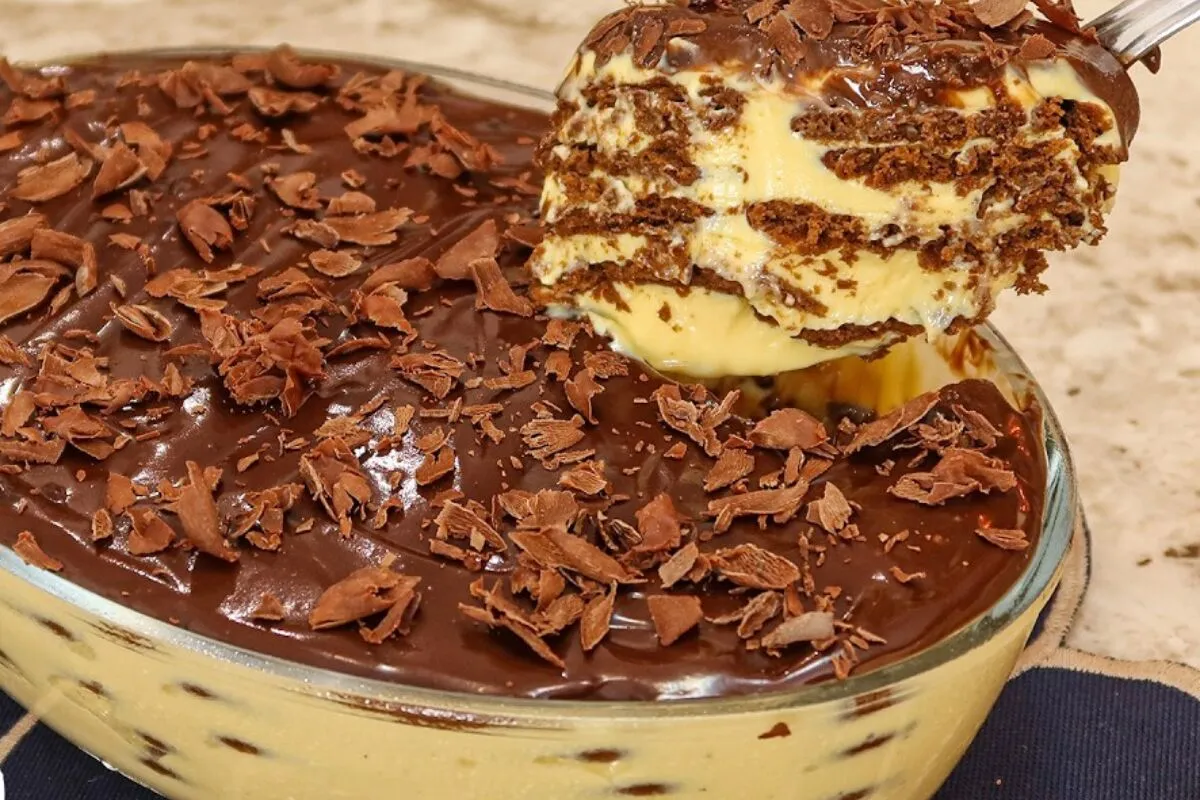 Sobremesa de chocolate com maracuja montada na travessa com