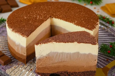 Sobremesa de chocolate estilo torta de tres chocolates para 
