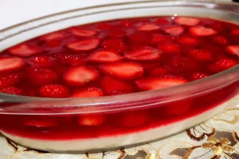 Sobremesa de morango gelada e muito facil de montar que fica