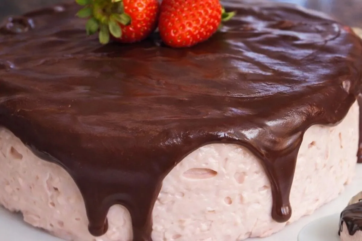 Sobremesa de morango tipo mousse de corte que fica com uma t