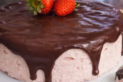 Sobremesa de morango tipo mousse de corte que fica com uma t