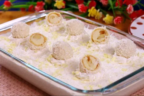 Sobremesa dos anjos de mousse de coco bem cremosa para servi
