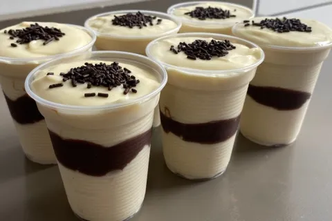 Sobremesa no copinho no estilo bateu gelou ta pronto para pr