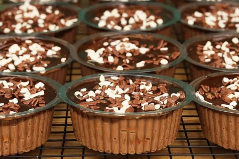 Sobremesa no pote tipo pave de chocolate facil que fica absu