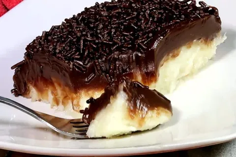 Sobremesa prestigio simples feita com chocolate e coco um do