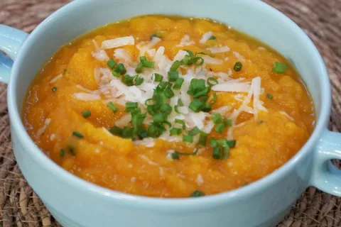 Sopa cremosa de abobora com queijo e alho