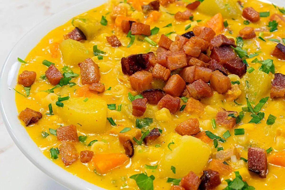 Sopa cremosa de milho de latinha feita com bacon macarrao e