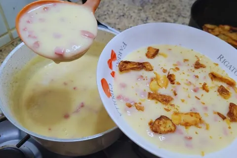 Sopa de batata reconfortante e bem temperada perfeita para s
