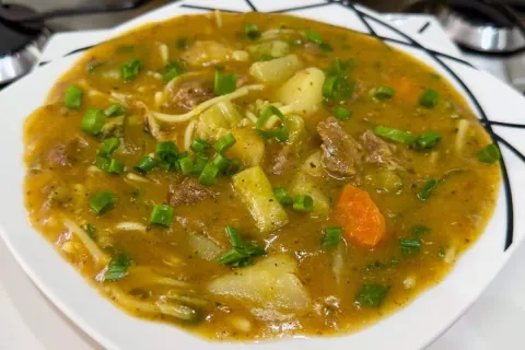 Sopa de carne com legumes e macarrao bem quentinha nutritiva