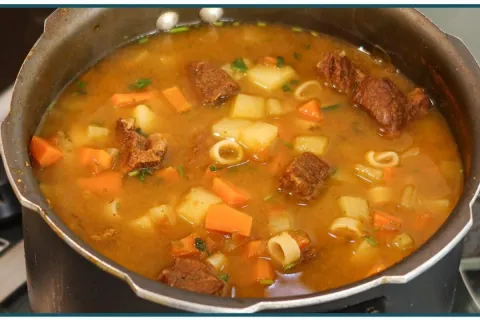 Sopa de carne simples que leva legumes uma refeicao facil le