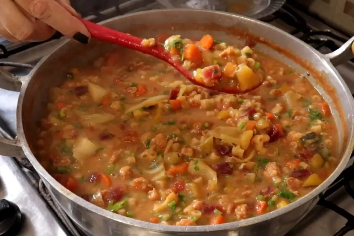 Sopa de feijao com aquele gostinho de comida de mae para aqu