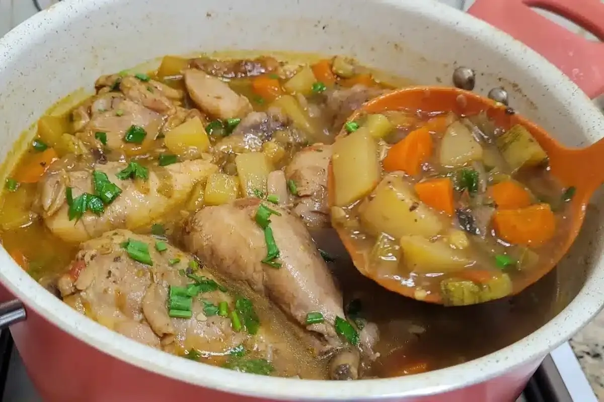 Sopa de legumes com frango bem quentinha com um tempero case