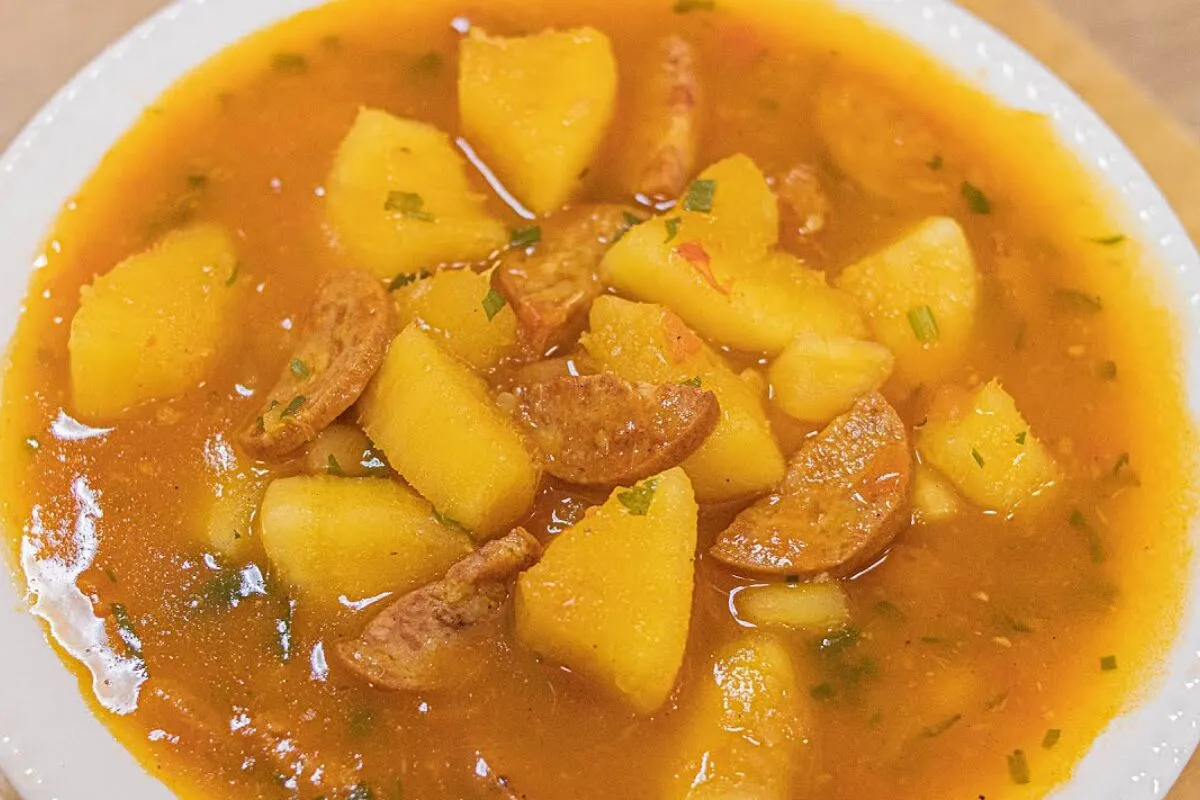 Sopa de mandioca com calabresa que fica cremosa e deixar a s